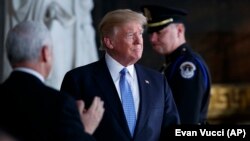 دونالد ترامپ دمکرات‌ها را متهم کرده که «تنها به دنبال سرازیر کردن مهاجران به کشور بدون بررسی هستند».