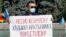 Билік келісім берген митингіде халыққа несие амнистиясын жариялау туралы талап жазылған плакат ұстап тұрған адам. Алматы, 13 қыркүйек 2020 жыл.