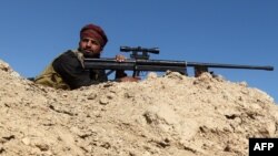 یکی از شبه‌نظامیان «نیروهای بسیج مردمی» عراق در این تصویر در اطراف شهر فلوجه دیده می‌شود
