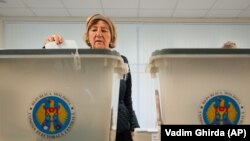 Жена подава гласа си на изборите за парламента в Молдова, 28 септември 2025 г.