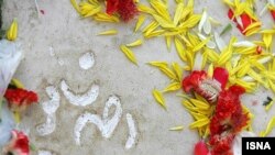 آرامگاه شاملو نه فقط در مرداد ماه که همیشه سال میعادگاه هوادارن اوست.