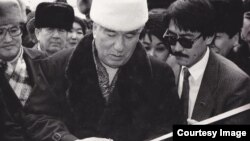 Чыңгыз Айтматов  (ортодо)