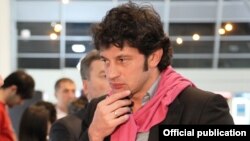 Брифинг Каладзе еще более накалил ситуацию, и к требованию рассекретить договор с «Газпромом» присоединился практически весь оппозиционный спектр Грузии