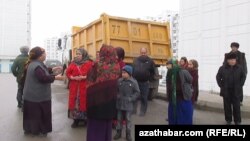 30-njy noýabrda Aşgabadyň “Parahat 7” kiçi etrapçasynda bolan protestde köçä çykan ýaşaýjylar.