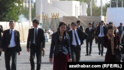 Lebapda köpçülikleýin çäreden gelýän ýaşlar. Illýustrasiýa suraty