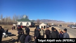 Ак-Дөбө айылынын нааразылыкка чыккан тургундары. 4-январь, 2021-жыл. 