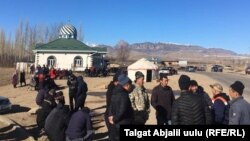 Аксы районунда нааразылык билдирген топ. 4-январь, 2020-жыл.