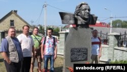 Каля помніка