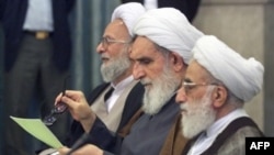 (از راست) احمد جنتی، آیت‌الله واعظ طبسی و محمدتقی مصباح یزدی در مجلس خبرگان