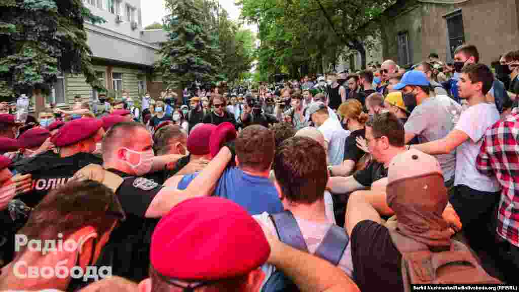 За свідченнями активістів, поліція застосувала силу