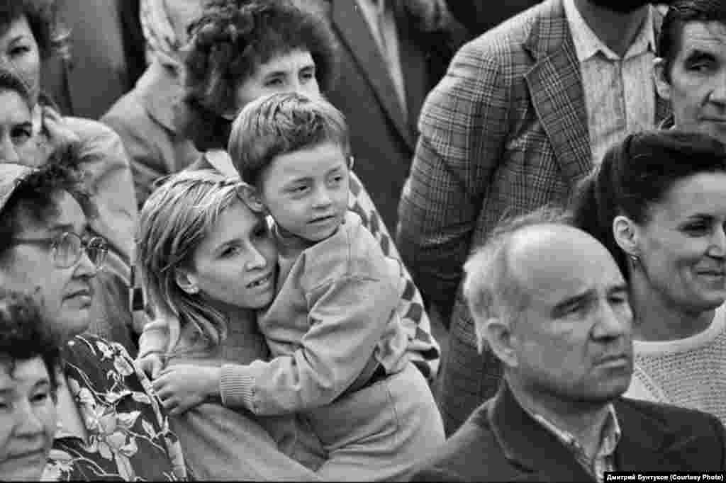 Язучылар берлеге бинасы янында җыелган халык