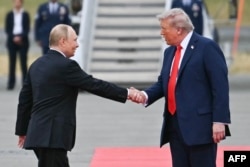 Президент США Дональд Трамп зустрічає в аеропорту Анкоріджа очільника Росії Путіна. Аляска, США.17 жовтня 2025 року