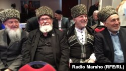 Белги -- Европерчу нохчийн къанойн кхеташонан декъашхой, аьрру агIор аьтту агIор: Асхабов Деналбек, Ибрагимов Абубакар, Докудаев Ахьмад, Хачукаев Сайд-Мохьмад (куьйгалхо), Брюссел, 06Заз2015