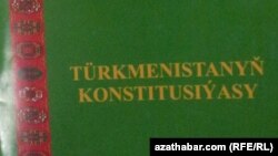 Türkmenistanyň 2007-nji ýylda çykarylan Baş konstitusiýasynyň baş sahypasy.