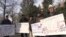 Министрге нааразылар митингге чыкты