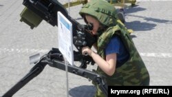 Ілюстраційне фото. Дитина на виставці озброєння в окупованому Росією Севастополі, травень 2021 року