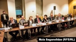 Авторы доклада не только вспомнили о том, что происходило в местах заключения в недавнем прошлом, но и подготовили ряд рекомендаций по борьбе с насилием и пытками в исправительных учреждениях