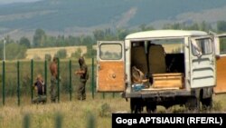 Первые проволочные заграждения в селе Кере появились сравнительно недавно. Однако это не привело к ощутимым изменениям в жизни сельчан. Теперь все будет иначе, говорят местные жители