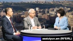 Հայկ Պետրոսյանը (ձախից) և Համազասպ Գալստյանը «Ազատության» տաղավարում, 8-ը մայիսի, 2017 թ․ 