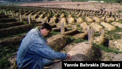 Млад босненец скърби на гробището в Сараево над гроба на майка си, убита от снайперист. 24 септември 1993 г.