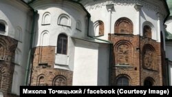 Вибухова хвиля спричинила руйнування карниза на головній апсиді Софії. Київ, 10 червня 2025 року