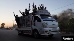 Бойцы-бедуины на улицах города Эс-Сувайда