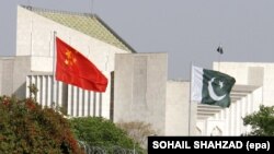 Кытай менен Пакистандын мамлекеттик желектери.