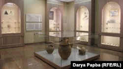 Во время раскопок, которые начались в этом месте в июле, впервые за 35 лет, были также найдены фрагменты черепицы, керамики, чернолаковой посуды, стекла и украшений