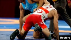 Aziýa Oýunlarynda türkmenistanly pälwan gazagystanly sporstmen bilen göreşýär. 
