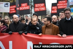 Слева направо: российские оппозиционные политики Владимир Кара-Мурза, Юлия Навальная и Илья Яшин принимают участие в демонстрации против войны России в Украине. Берлин, 17 ноября 2024 года