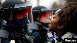 Миннесота штатындагы афроамерикалыктын өлүмүнөн кийинки полиция имаратынын алдындагы нааразылык. Бруклин-Сентер. 12-апрель, 2021-жыл.