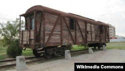 Железнодорожный вагон. Фрагмент мемориального комплекса "Исход и Возвращение", Элиста