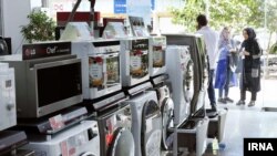 یکی از فروشگاه‌های لوازم خانگی در تهران که از جمله محصولاتی از ال‌جی را عرضه می‌کند.