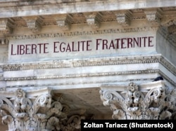 آزادی، برابری و برادری؛ شعار ملی فرانسه بر سر در ساختمانی در اوینیون