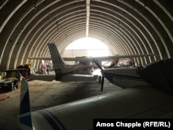 Лёгкія самалёты ў ангары савецкай вытворчасьці ў сакавіку 2025 году.