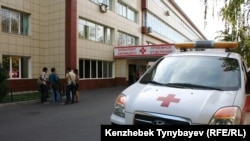 Автомобиль скорой медицинской помощи у приемного отделения Центральной городской клинической больницы Алматы.