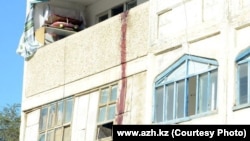 Балкон квартиры после штурма спецназовцами. Кульсары, 12 сентября 2012 года.  