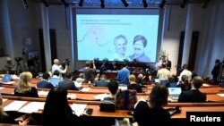 Кадър от обявяването на носителите на Нобеловата награда за физиология или медицина в Кралския Каролински медицински институт в Стокхолм.