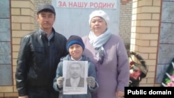 Фото Рината Маматова, его первой жены и сына Рустама (архивное фото)