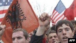 در حالی که صربستان بر مخالفت خود با استقلال کوزوو پافشاری می کند، رهبران آلبانيايی تبار نيز تهديد کرده اند که به طور يک جانبه اعلام استقلال خواهند کرد