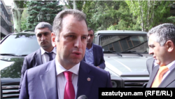 Министр обороны Армении Виген Саргсян дает интервью Радио Азатутюн, Ереван, 13 октября 2016 г.