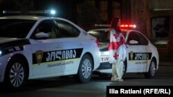 Участница акции на проспекте Руставели