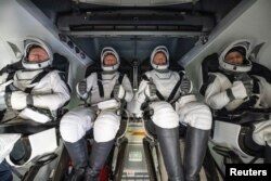 Астронавти (три американці і один росіянин) з Міжнародної космічної станції після списку на Землю кораблем Dragon в рамках роботи компанії Ілона Маска SpaceX. 18 березня 2025 року