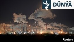 “Gazprom Neft” nebiti gaýtadan işleýän zawodynyň üstünden doly aý çykýar. Omsk (faýl suraty)