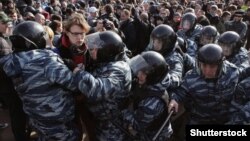 Поліція затримує людей під час антиурядового мітингу в Москві, Росія, 26 березня 2017 року