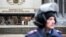 Співробітник МВС стоїть біля захопленої російськими військовими будівлі кримського парламенту. Сімферополь, 27 лютого 2014 року