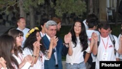 Prezident Serj Sarkisyan Ermənistan diasporunun gənc üzvləri ilə rəqs edir, 30 iyul 2009   