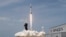 Ракета SpaceX Falcon 9 и космический корабль Crew Dragon стартуют во время полета на Международную космическую станцию. США, 30 мая 2020 года