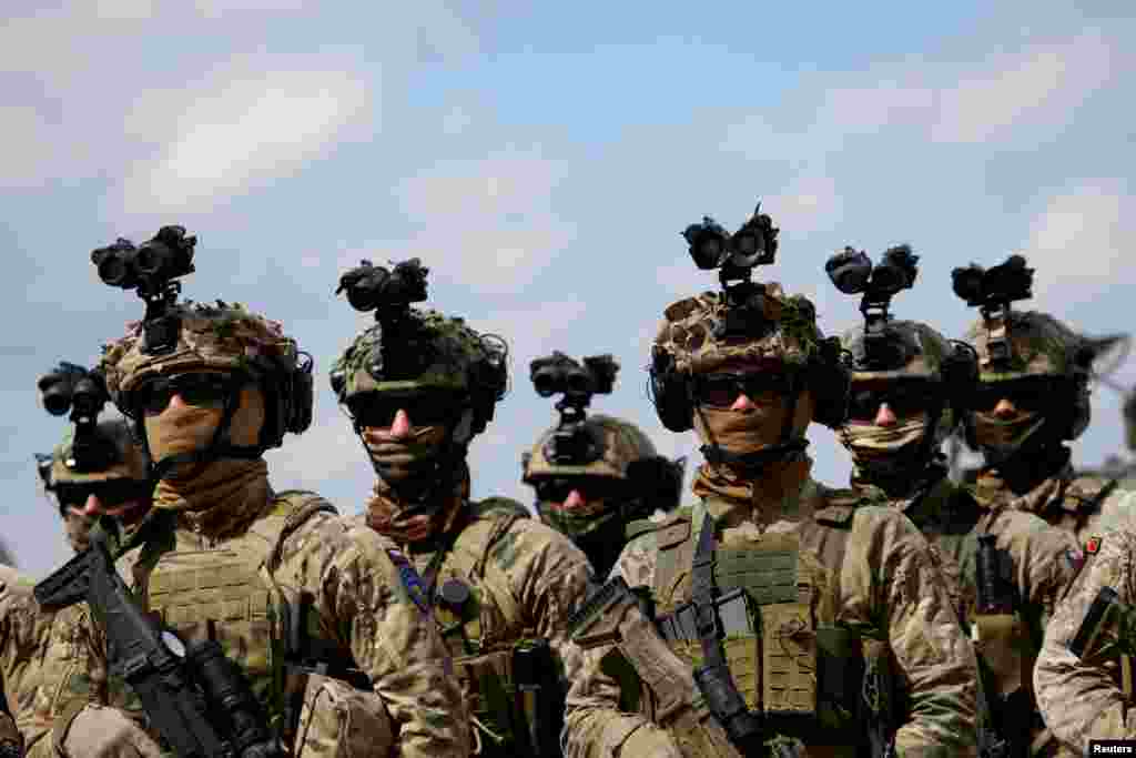 Европа Биримдигинин Босния жана Герцеговина боюнча күчтөрүнүн (EUFOR) жоокерлери күзөттө. Борбор калаа Сараевонун чет жакасында жайгашкан Бутмир лагери.