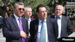 Министр транспорта Армении Манук Варданян (слева) со своим богларским коллегой Александром Цветковым. Ереван, 9 сентября 2010 г. 